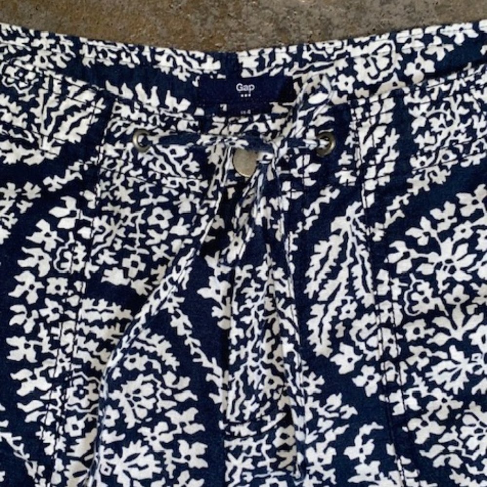 Gap Navy Blue & White Floral Shorts - Picture 3 of 9
